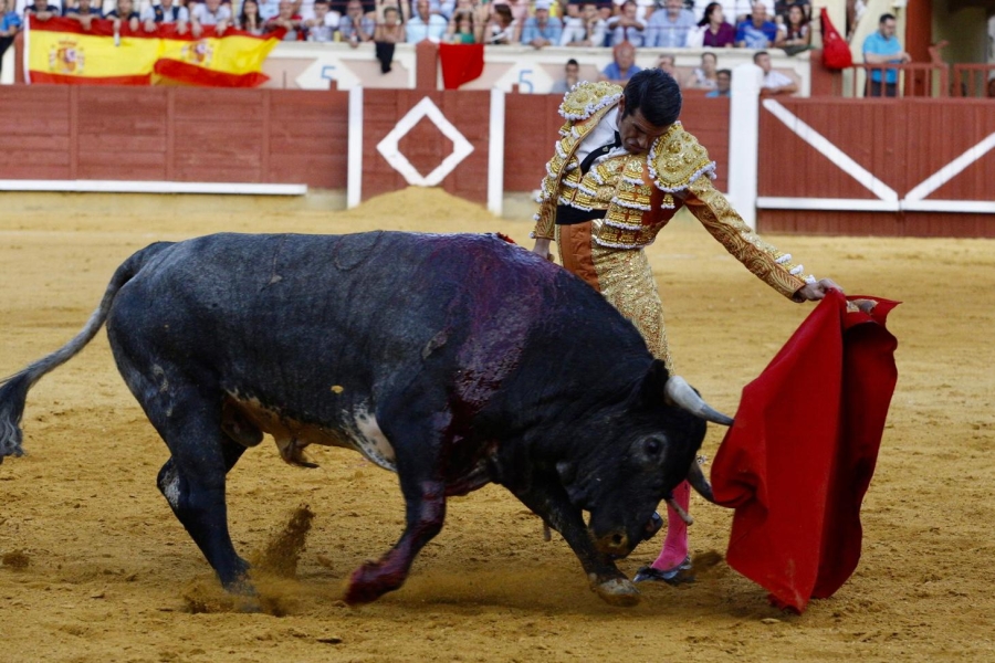 Emilio De Justo corta cuatro orejas y sale a hombros con El Juli en su despedida de Cuenca 