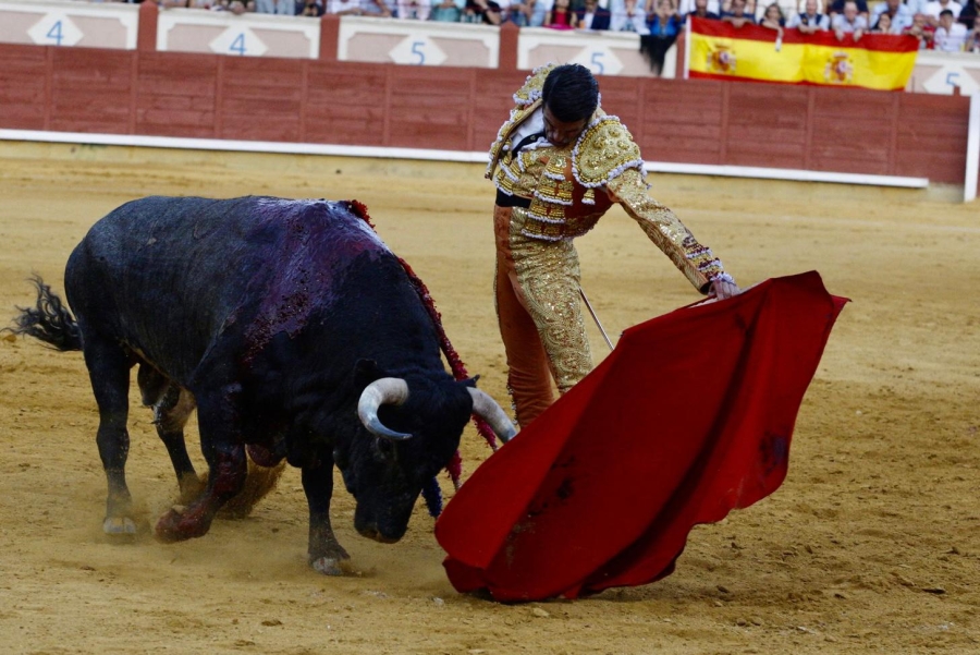 Emilio De Justo corta cuatro orejas y sale a hombros con El Juli en su despedida de Cuenca 