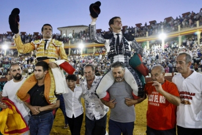 Emilio De Justo corta cuatro orejas y sale a hombros con El Juli en su despedida de Cuenca 
