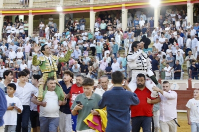 El toreo caro de Juan Ortega, a hombros con Alejandro Talavante en la segunda corrida de San Julián