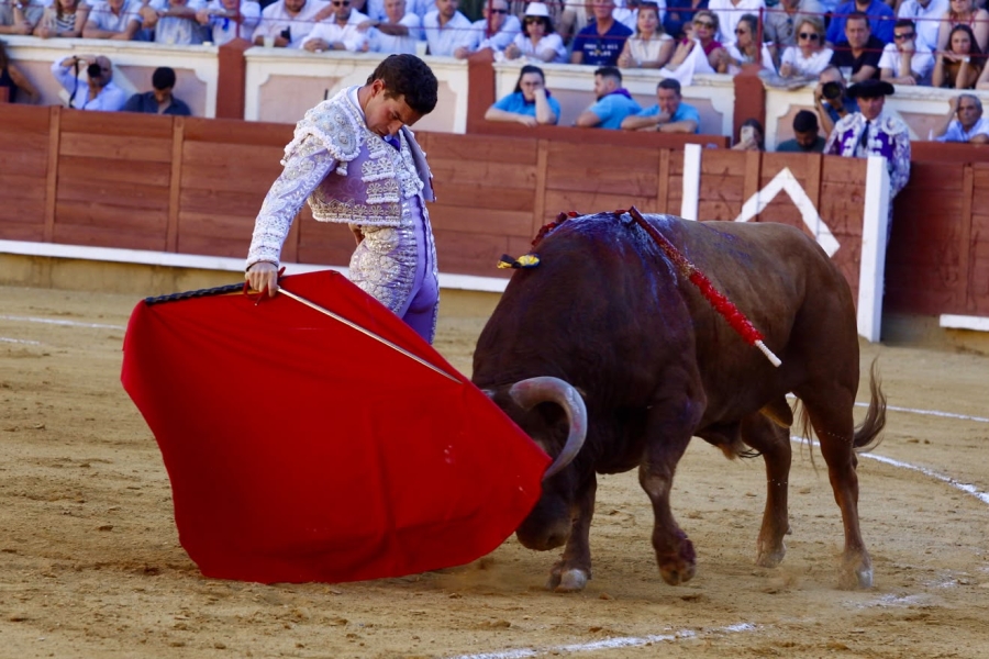 Fernando Adrián y Víctor Hernández, a hombros en la tercera corrida de San Julián; tarde de valor y firmeza de Marco Pérez Fernando Adrián y Víctor Hernández, a hombros en la tercera corrida de San Julián; tarde de valor y firmeza de Marco Pérez