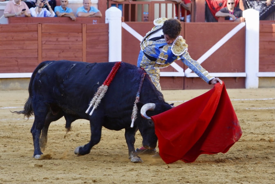Fernando Adrián y Víctor Hernández, a hombros en la tercera corrida de San Julián; tarde de valor y firmeza de Marco Pérez Fernando Adrián y Víctor Hernández, a hombros en la tercera corrida de San Julián; tarde de valor y firmeza de Marco Pérez