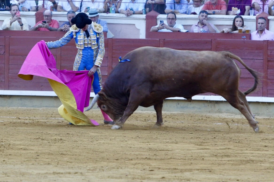 Fernando Adrián y Víctor Hernández, a hombros en la tercera corrida de San Julián; tarde de valor y firmeza de Marco Pérez Fernando Adrián y Víctor Hernández, a hombros en la tercera corrida de San Julián; tarde de valor y firmeza de Marco Pérez