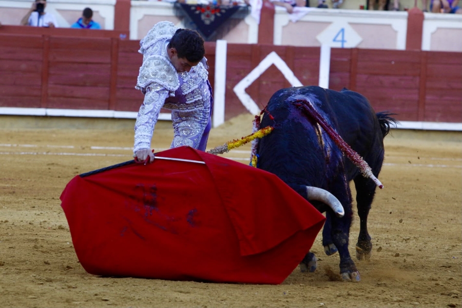Fernando Adrián y Víctor Hernández, a hombros en la tercera corrida de San Julián; tarde de valor y firmeza de Marco Pérez Fernando Adrián y Víctor Hernández, a hombros en la tercera corrida de San Julián; tarde de valor y firmeza de Marco Pérez
