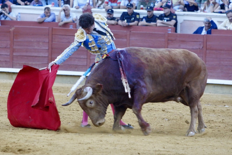 Fernando Adrián y Víctor Hernández, a hombros en la tercera corrida de San Julián; tarde de valor y firmeza de Marco Pérez Fernando Adrián y Víctor Hernández, a hombros en la tercera corrida de San Julián; tarde de valor y firmeza de Marco Pérez