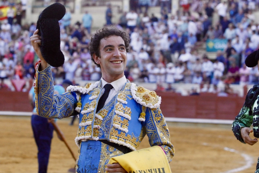 Fernando Adrián y Víctor Hernández, a hombros en la tercera corrida de San Julián; tarde de valor y firmeza de Marco Pérez Fernando Adrián y Víctor Hernández, a hombros en la tercera corrida de San Julián; tarde de valor y firmeza de Marco Pérez