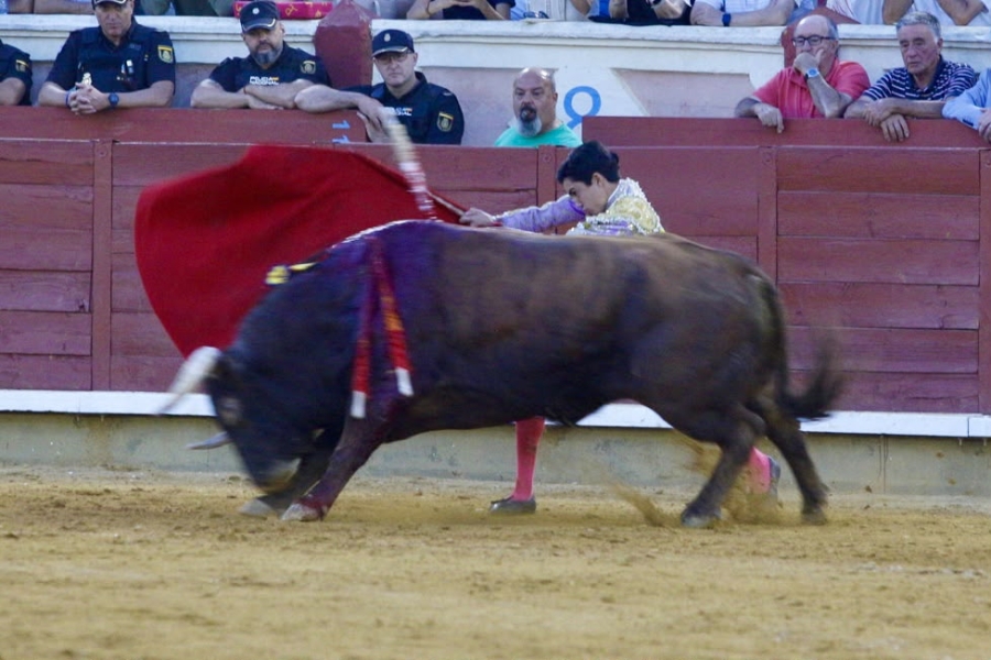 Fernando Adrián y Víctor Hernández, a hombros en la tercera corrida de San Julián; tarde de valor y firmeza de Marco Pérez Fernando Adrián y Víctor Hernández, a hombros en la tercera corrida de San Julián; tarde de valor y firmeza de Marco Pérez