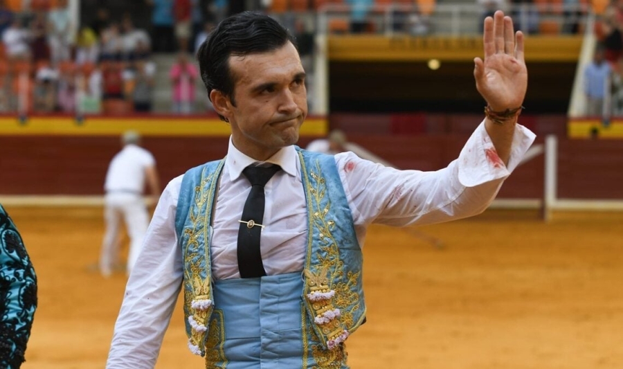Cristian Escribano y G�mez del Pilar cortan una oreja en Illescas, donde resulta herido grave Cristian P�rez